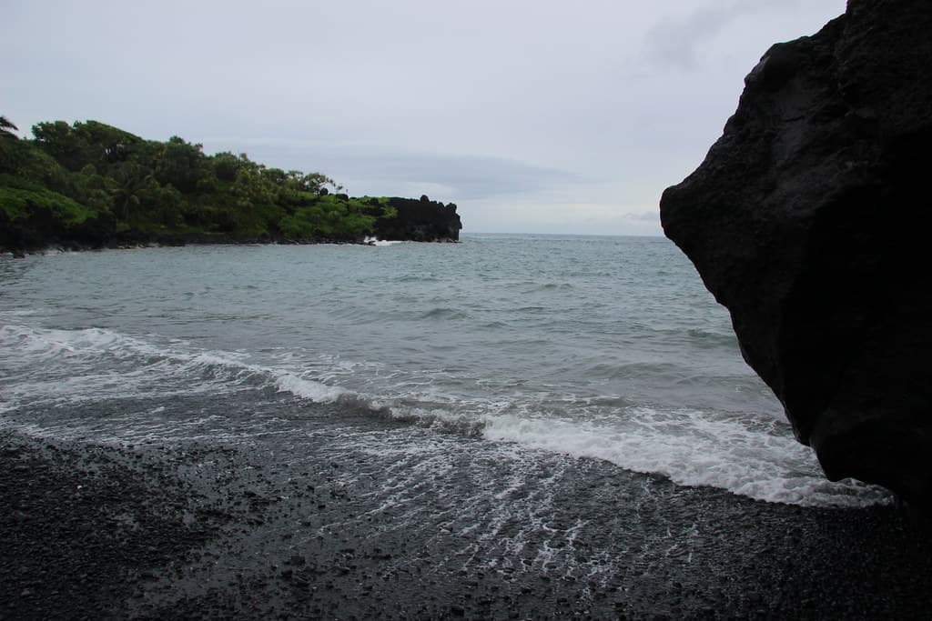 Wai?anapanapa Black Sand Beach view 3