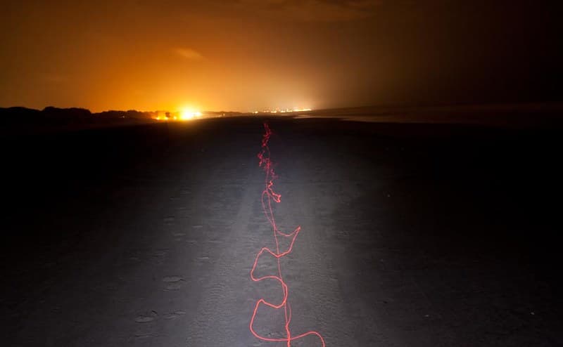 Solos, en la playa, a medianoche.