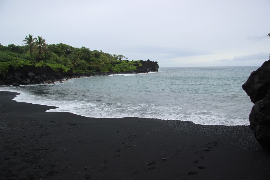 Wai?anapanapa Black Sand Beach view 2