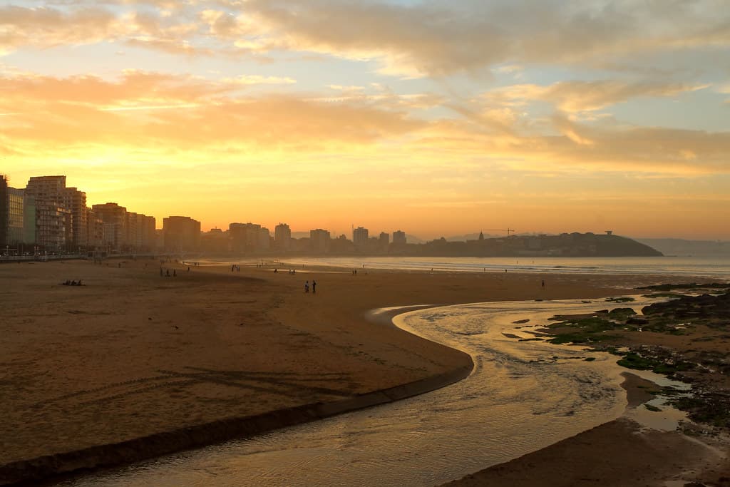 Playa de San Lorenzo view 2