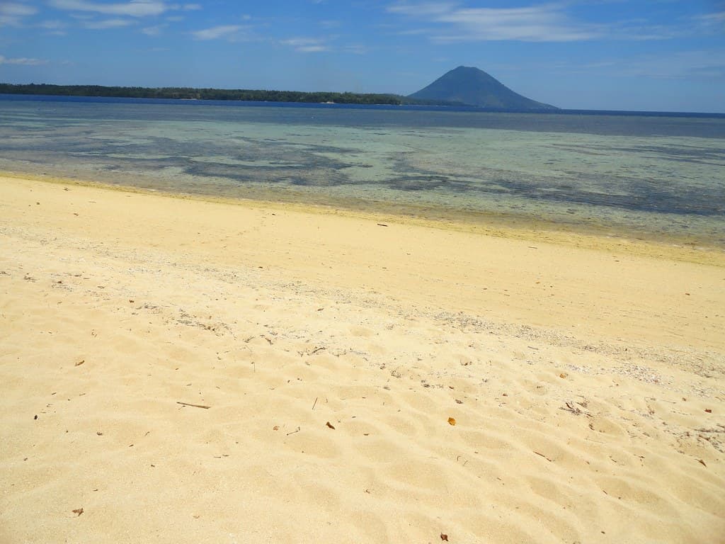 Siladen Beach view 2