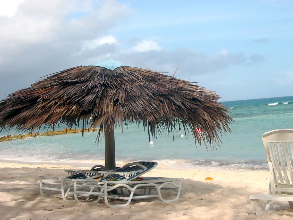Playa Caletones de Guardalavaca view 3