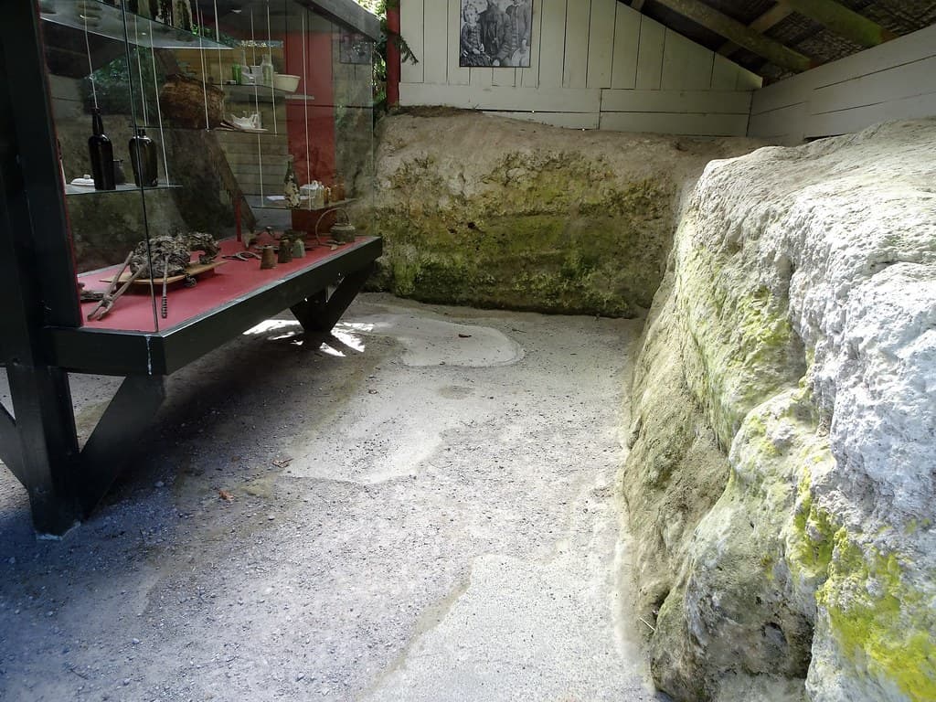 Rotorua. In 1886 the village of Te Wairo was covered by volcanic dust and mud when Mt Tarawera erupted.Like Pompeii. At the same time the silica lake terraces like those at Canakkale were destroyed.