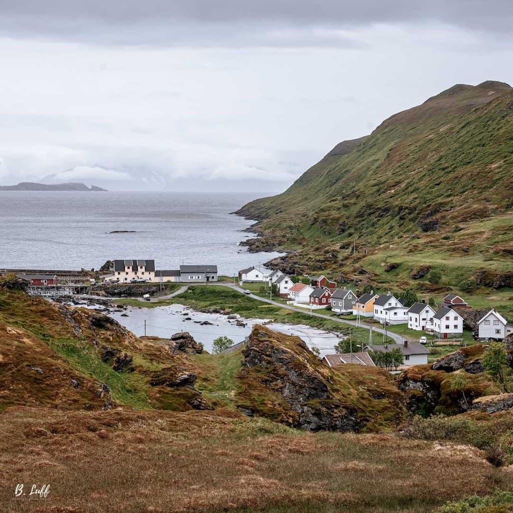 The tiny little village of Breivik on the remote island of Sørøya in Arctic Norway - could you imagine living there? I definitely could 😍 With a sand beach stretching along the little bay, protected from most of the icy northern winds  . . #nor