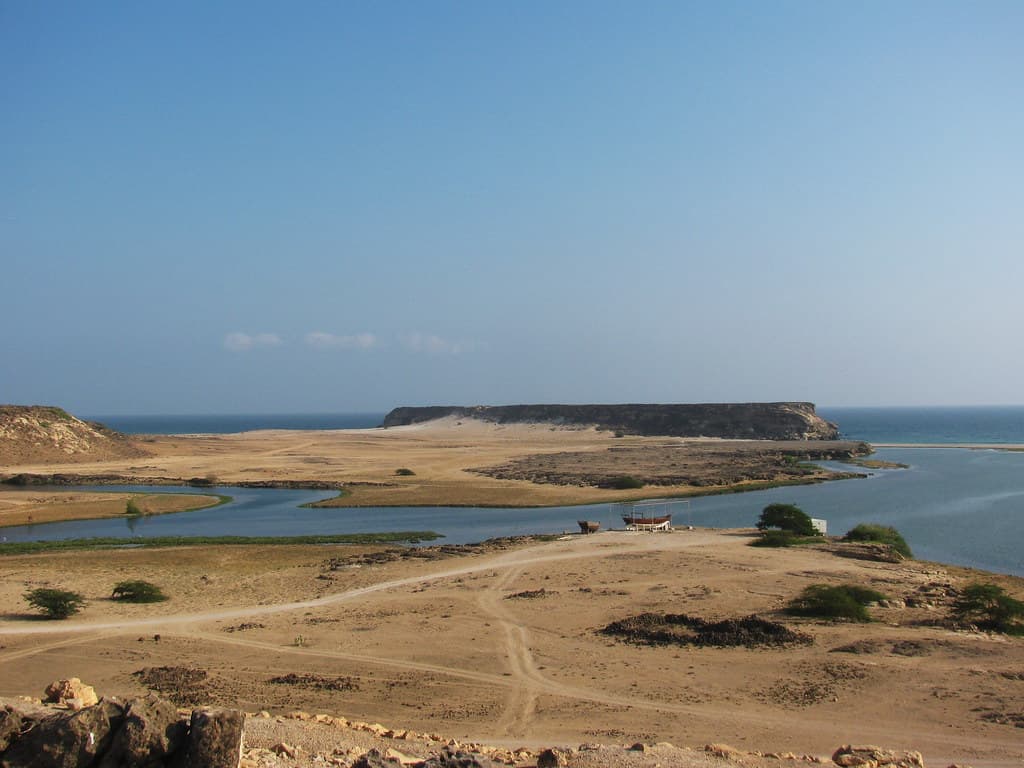 Taqah Cliff Beach — photo by Felix Krohn
